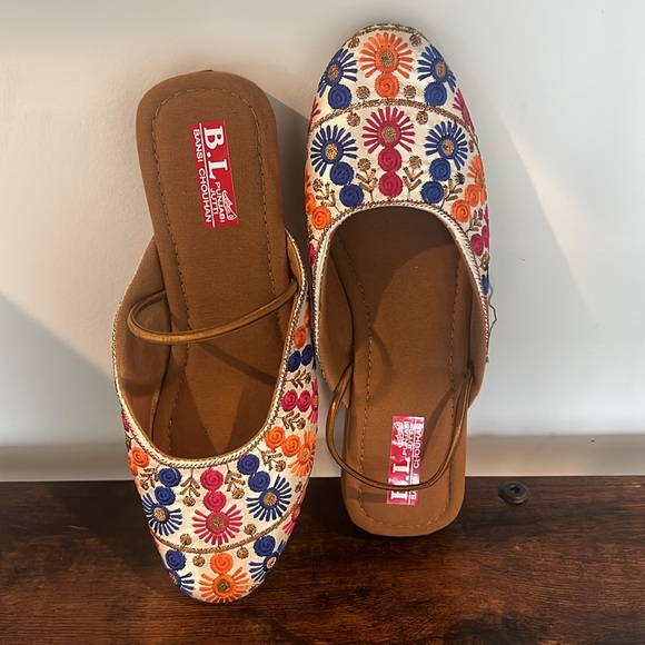 Color juttis (shoes) embroidered fits size 6 - Picture 2 of 5